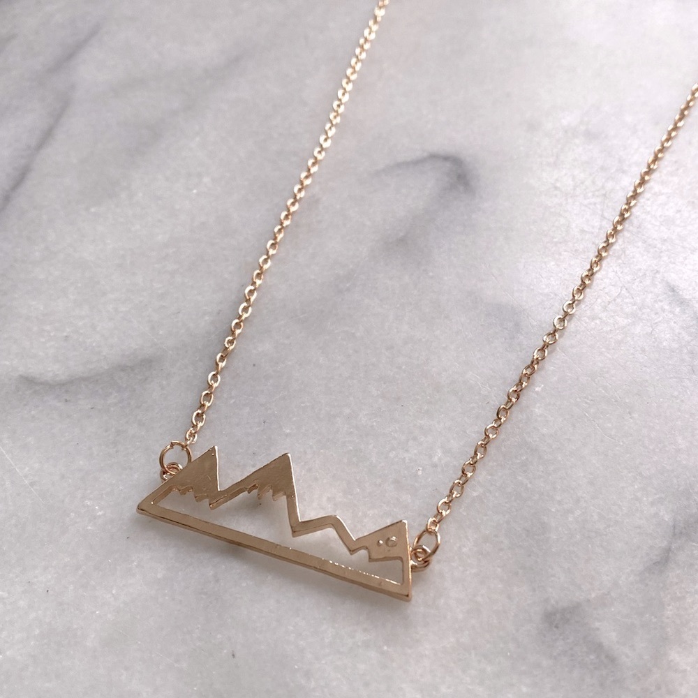NWOT Gold mountain necklace
